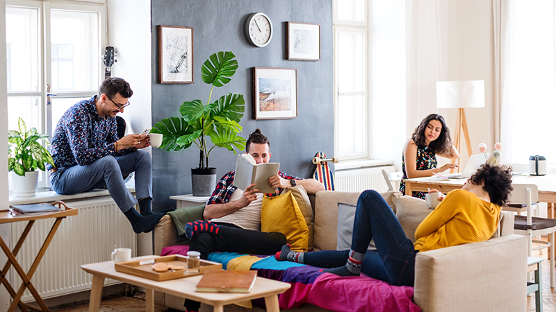 Jóvenes compartiendo la sala de estar de una casa